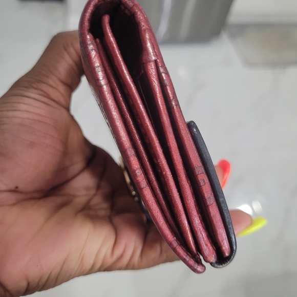 💜🔹️ Gucci🔹️ Vintage Guccissima Burgundy Wallet with Heart Snap - Picture 5 of 15